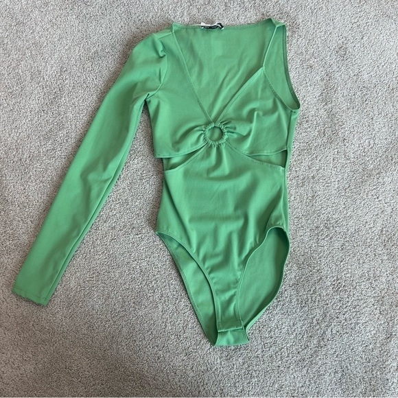 Zara Green asymmetrical long sleeve spaghetti strap cutout O-ring Vneck bodysuit - Picture 3 of 12